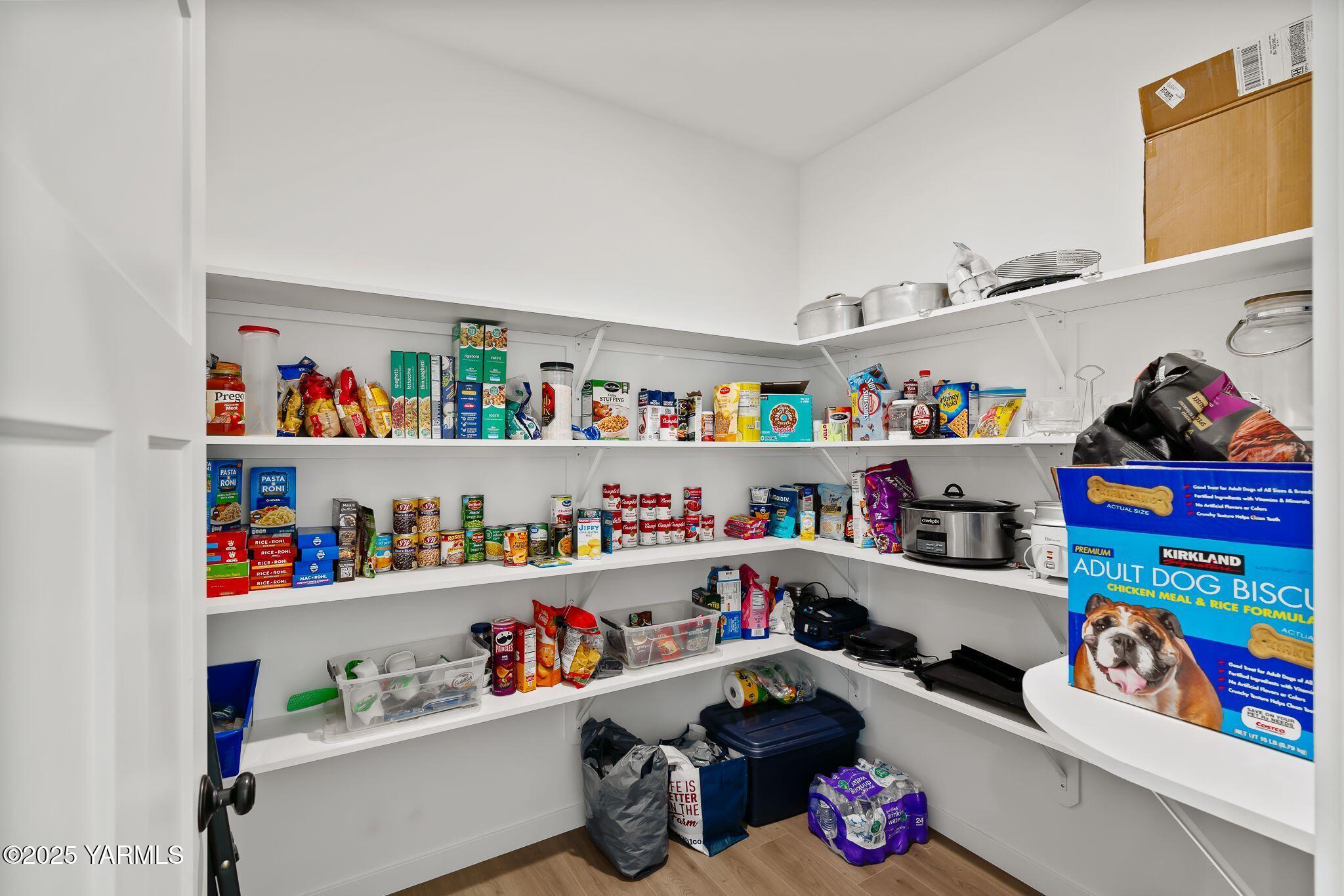 12907 Douglas Road Yakima, WA 98908 - Photo 14 of 44 a room with toys and a wooden floor