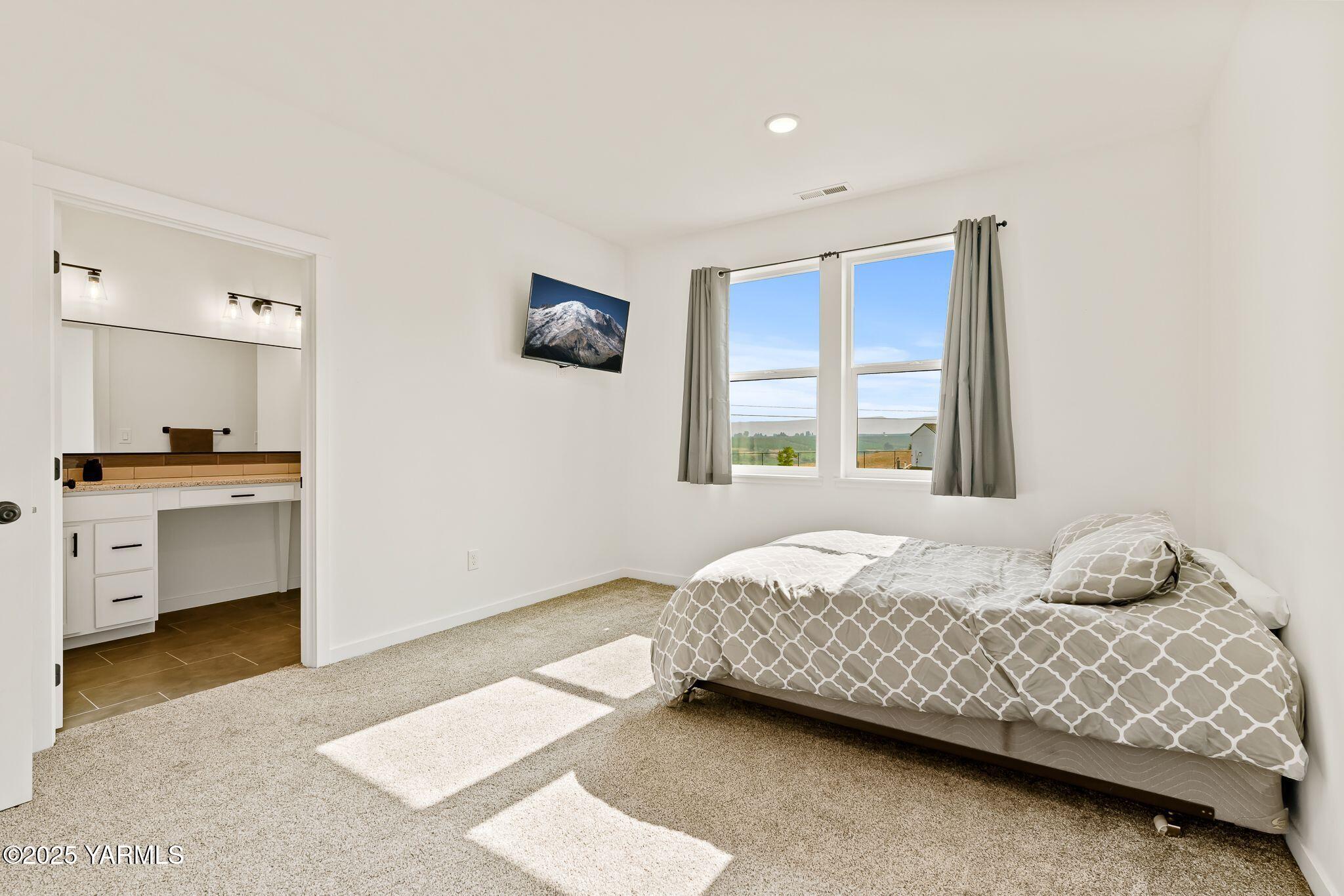 12907 Douglas Road Yakima, WA 98908 - Photo 20 of 44 a bedroom with a bed and a window