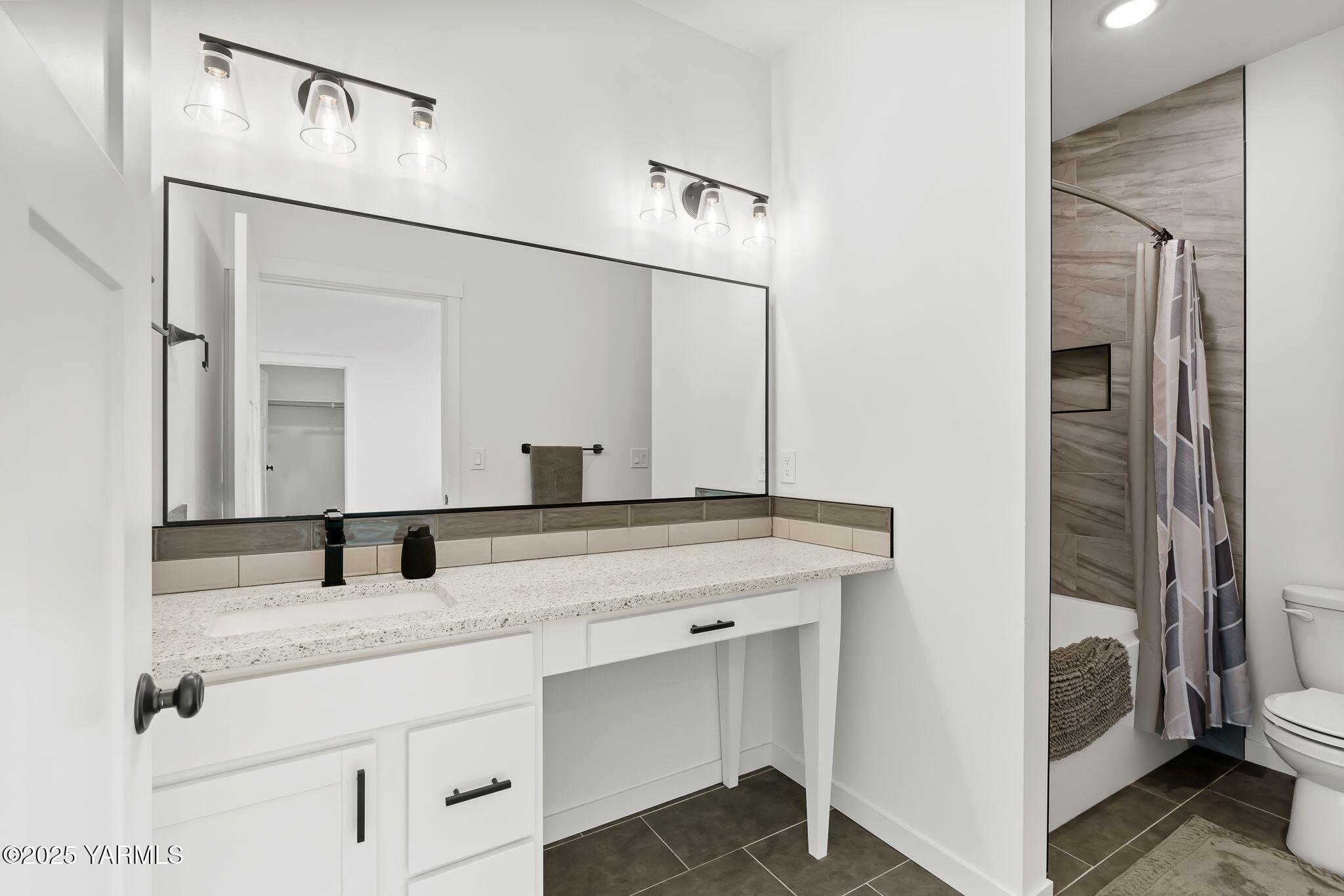 12907 Douglas Road Yakima, WA 98908 - Photo 21 of 44 a bathroom with a sink and a mirror