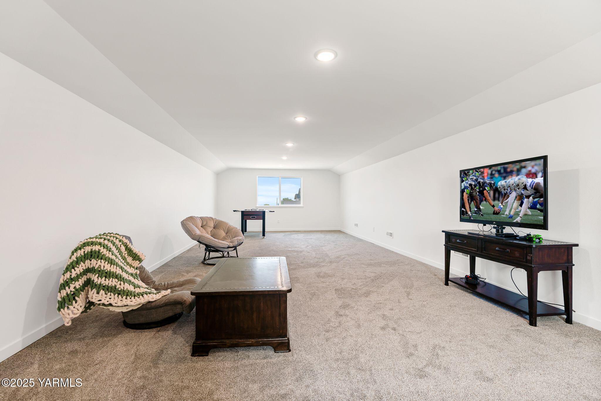 12907 Douglas Road Yakima, WA 98908 - Photo 26 of 44 a living room with furniture