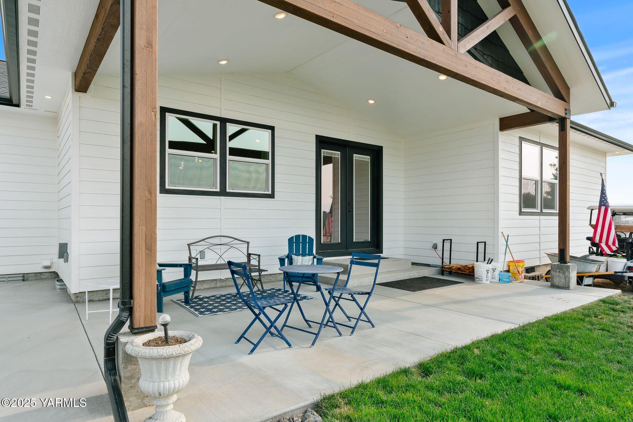 12907 Douglas Road Yakima, WA 98908 - Photo 29 of 44 a living room with patio furniture and a potted plant
