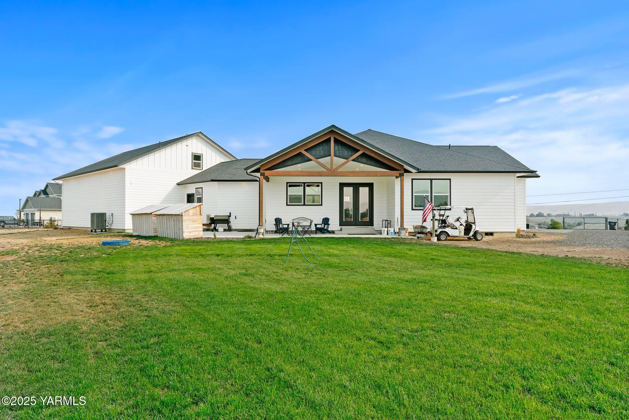 12907 Douglas Road Yakima, WA 98908 - Photo 33 of 44 a front view of a house with a garden