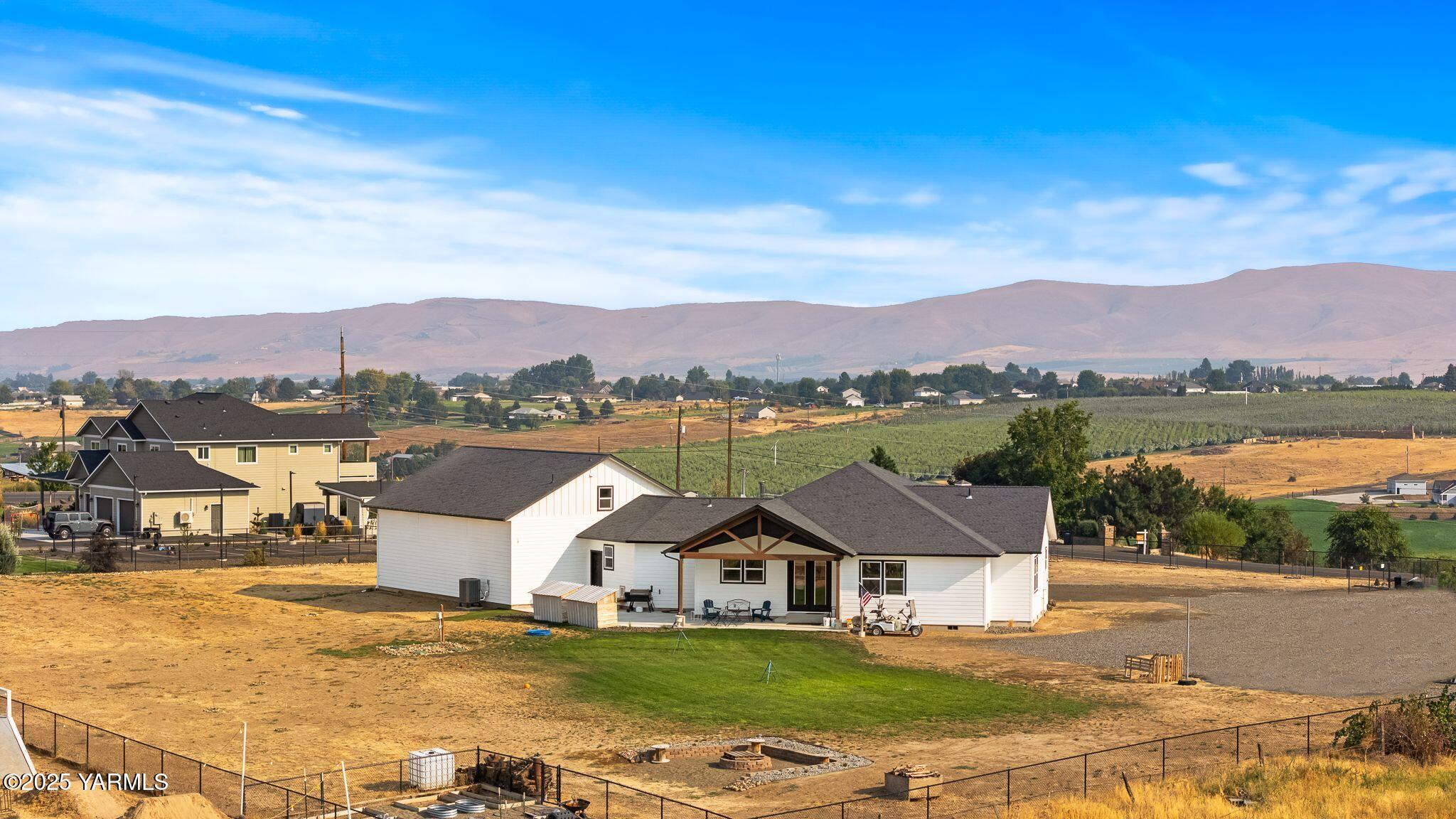 12907 Douglas Road Yakima, WA 98908 - Photo 36 of 44 a view of a town with swimming pool and mountains