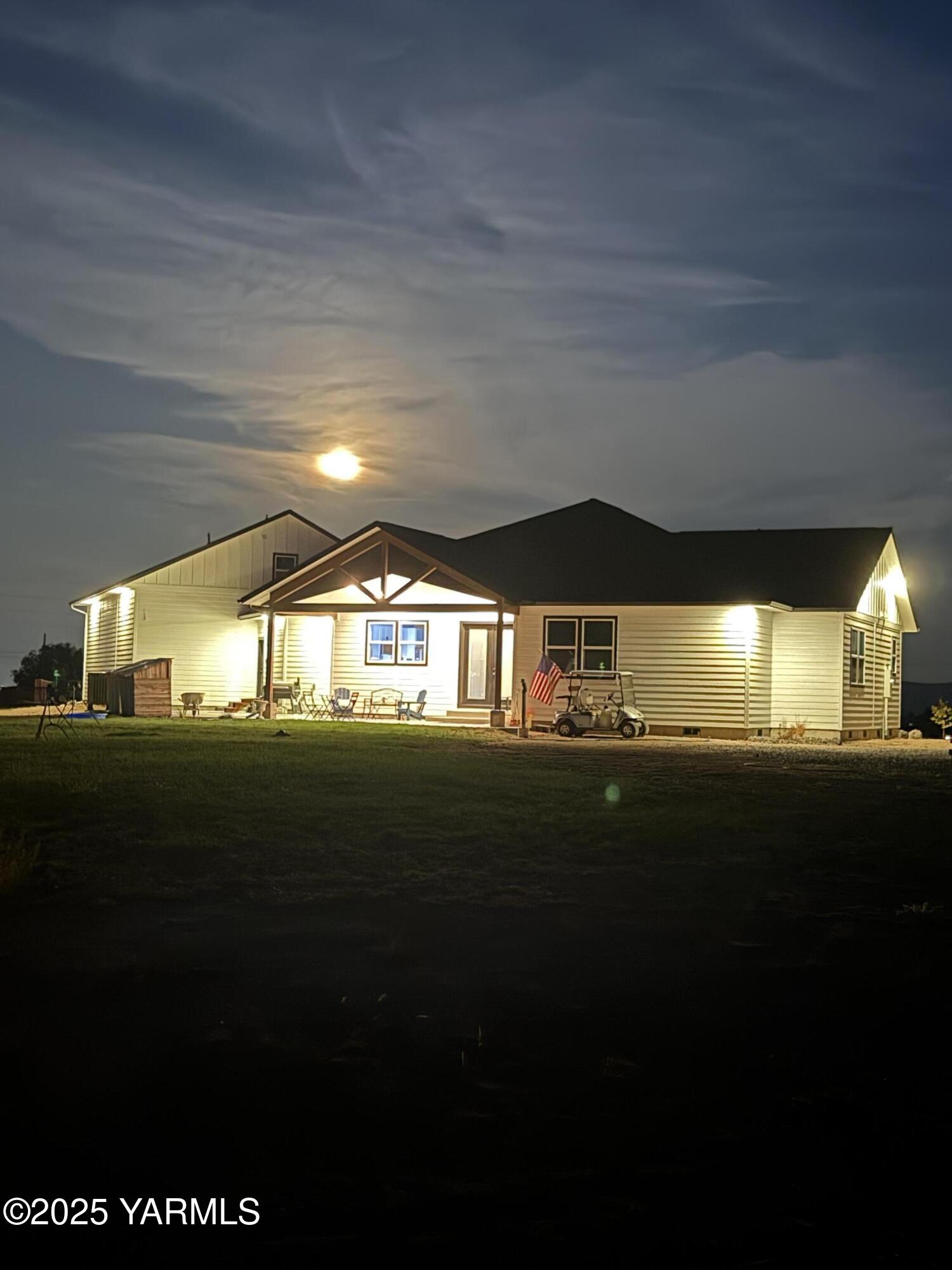 12907 Douglas Road Yakima, WA 98908 - Photo 42 of 44 a view of water heater and room with projector