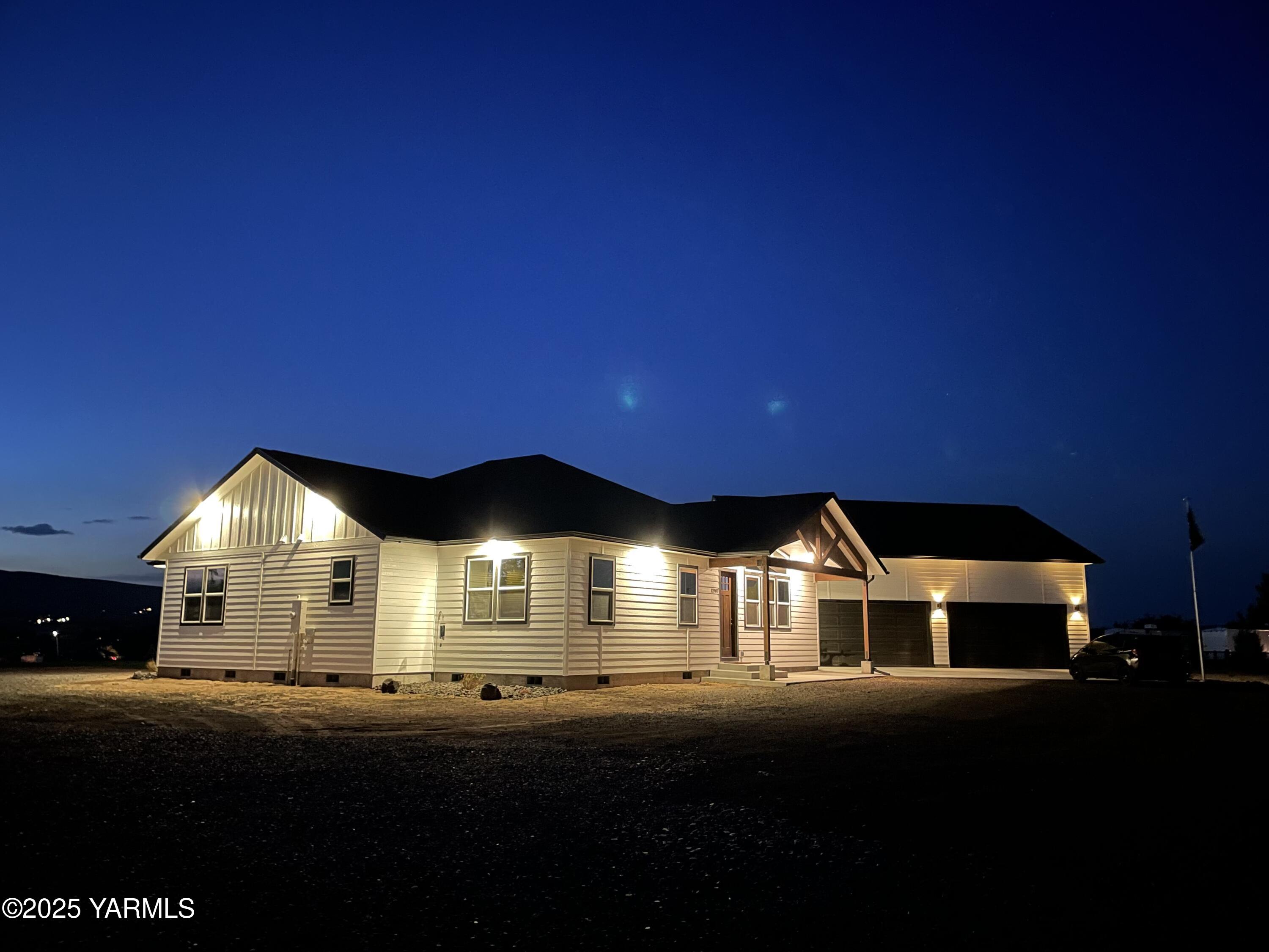 12907 Douglas Road Yakima, WA 98908 - Photo 44 of 44 a front view of a house with a yard