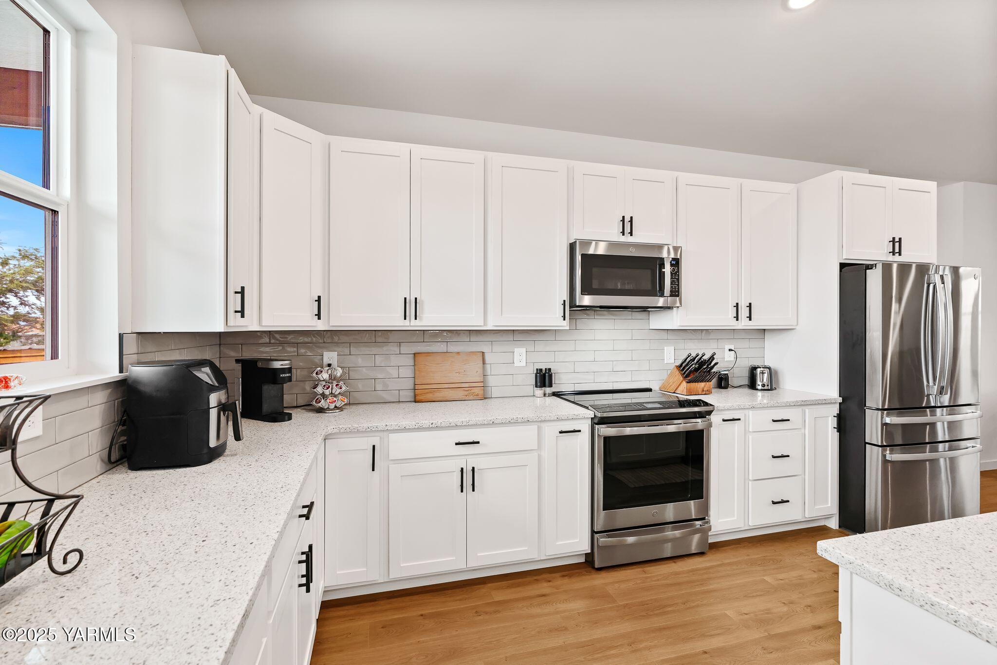 12907 Douglas Road Yakima, WA 98908 - Photo 10 of 44 a kitchen with cabinets and stainless steel appliances
