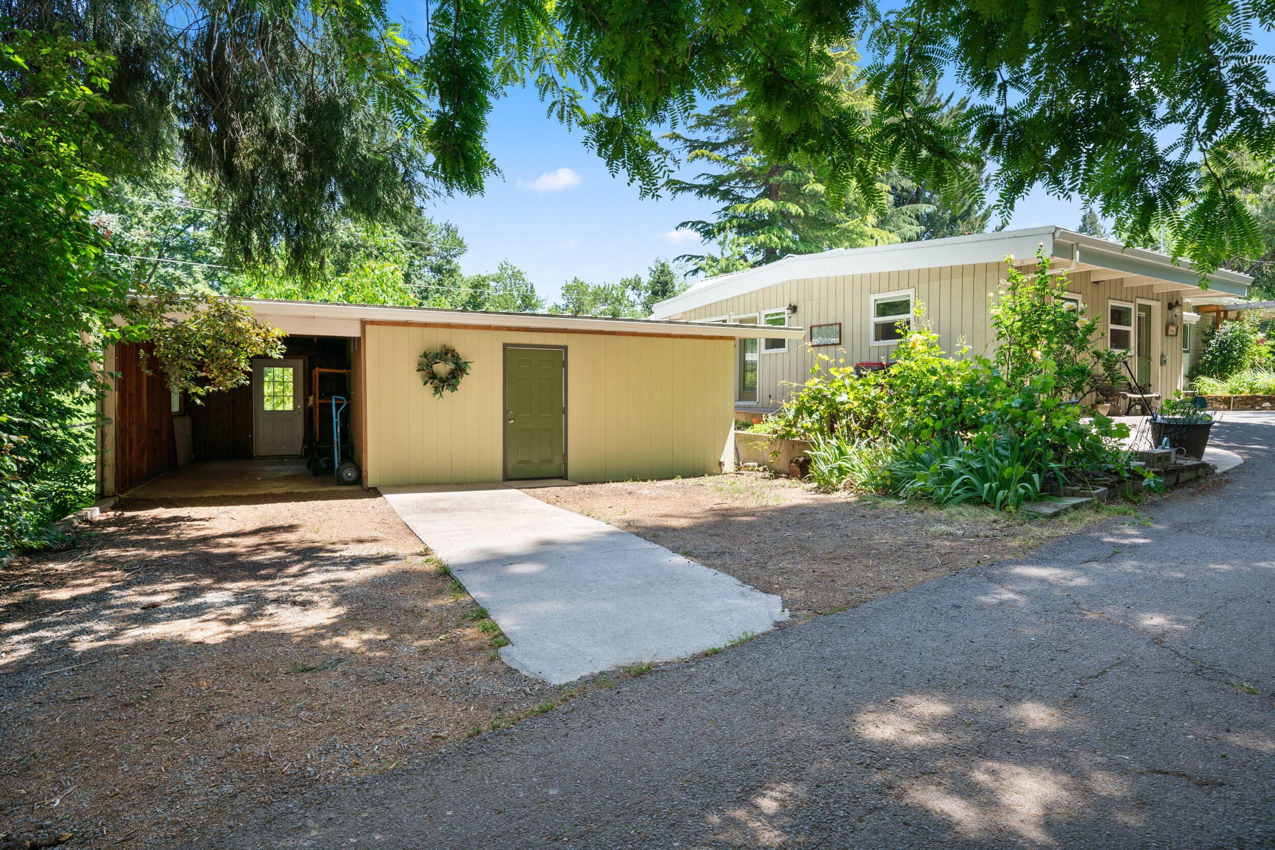 2835 Sundown Road Medford, OR 97501 - Photo 43 of 61 39_2835 sundown rd, medford-39