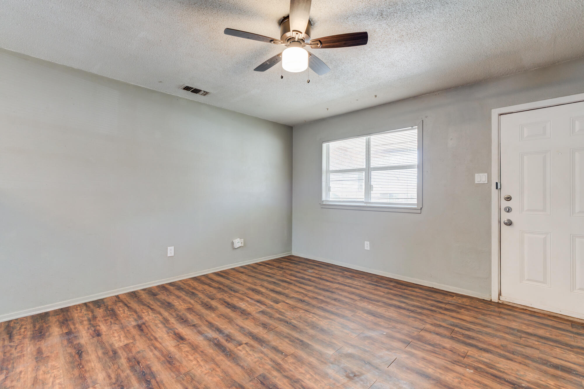 4915 39th Street Lubbock, TX 79414 - Photo 4 of 21 DSC05490_1_2_3_4