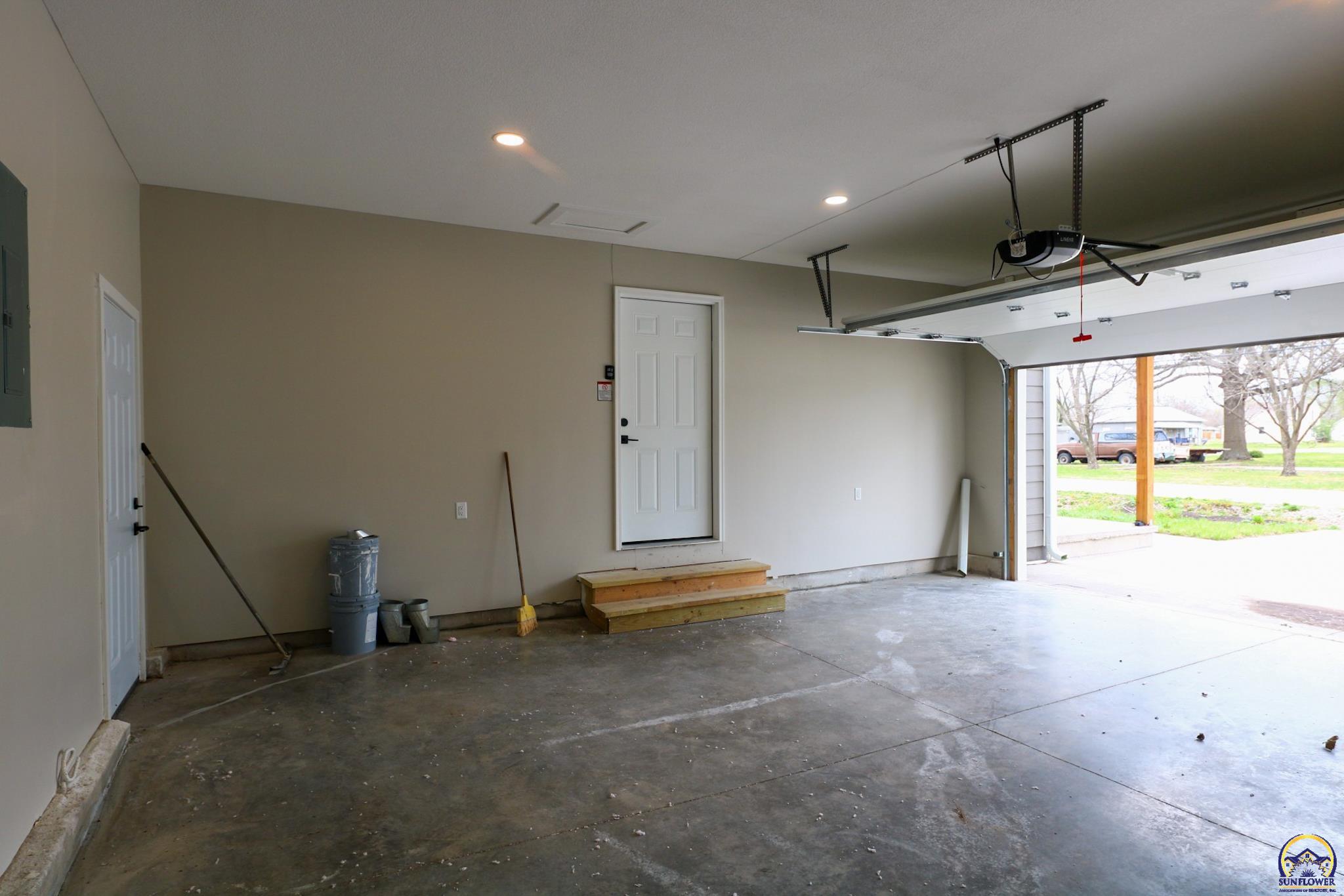 702 South 8th Street Burlington, KS 66839 - Photo 42 of 62 Garage