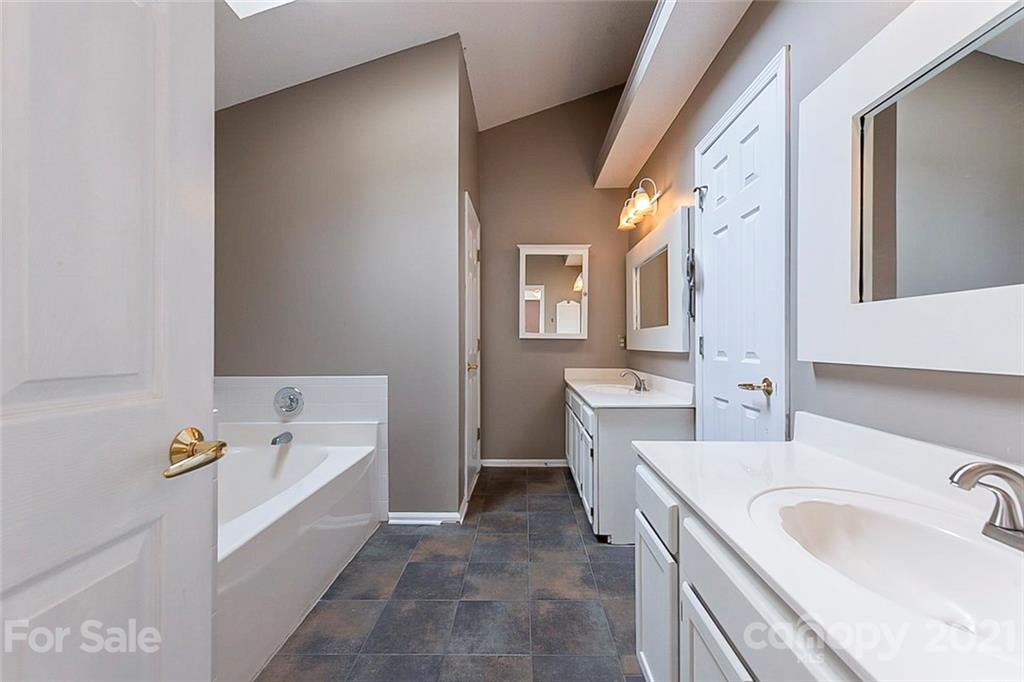 943 Knightsbridge Road Fort Mill, SC 29708 - Photo 16 of 21 a bathroom with a sink and a bathtub