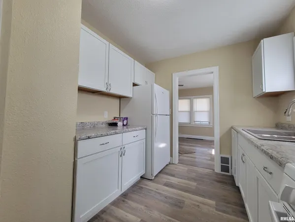 $168,000 | 123 Holland Court, Creve Coeur, IL 61610