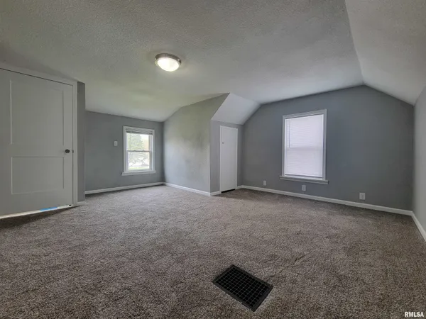 $168,000 | 123 Holland Court, Creve Coeur, IL 61610