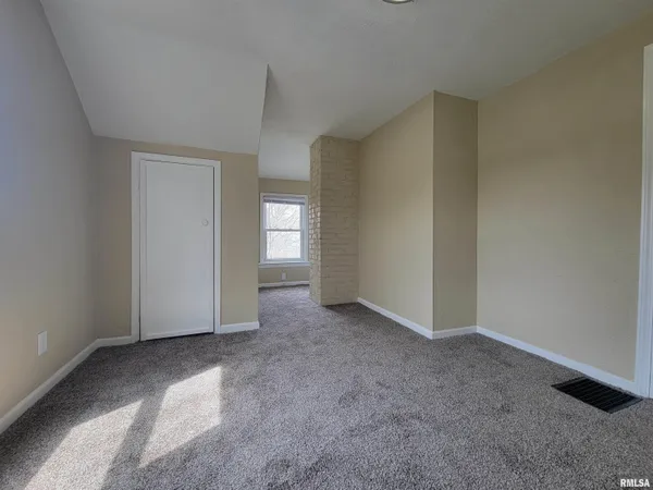 $168,000 | 123 Holland Court, Creve Coeur, IL 61610