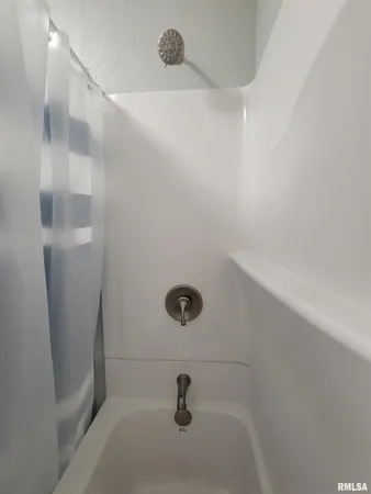 $168,000 | 123 Holland Court, Creve Coeur, IL 61610