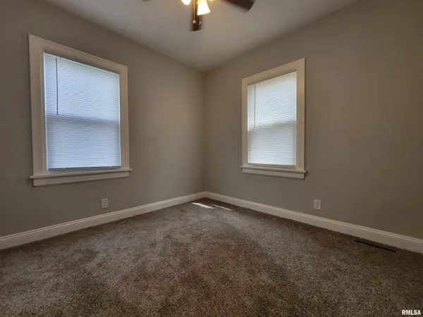 $168,000 | 123 Holland Court, Creve Coeur, IL 61610