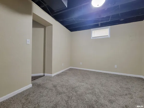 $168,000 | 123 Holland Court, Creve Coeur, IL 61610