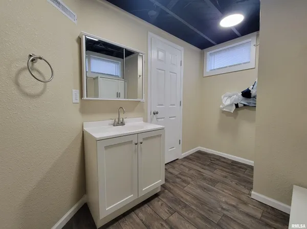 $168,000 | 123 Holland Court, Creve Coeur, IL 61610
