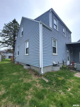 $168,000 | 123 Holland Court, Creve Coeur, IL 61610