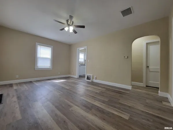 $168,000 | 123 Holland Court, Creve Coeur, IL 61610