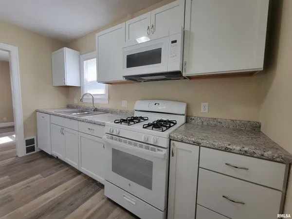 $168,000 | 123 Holland Court, Creve Coeur, IL 61610