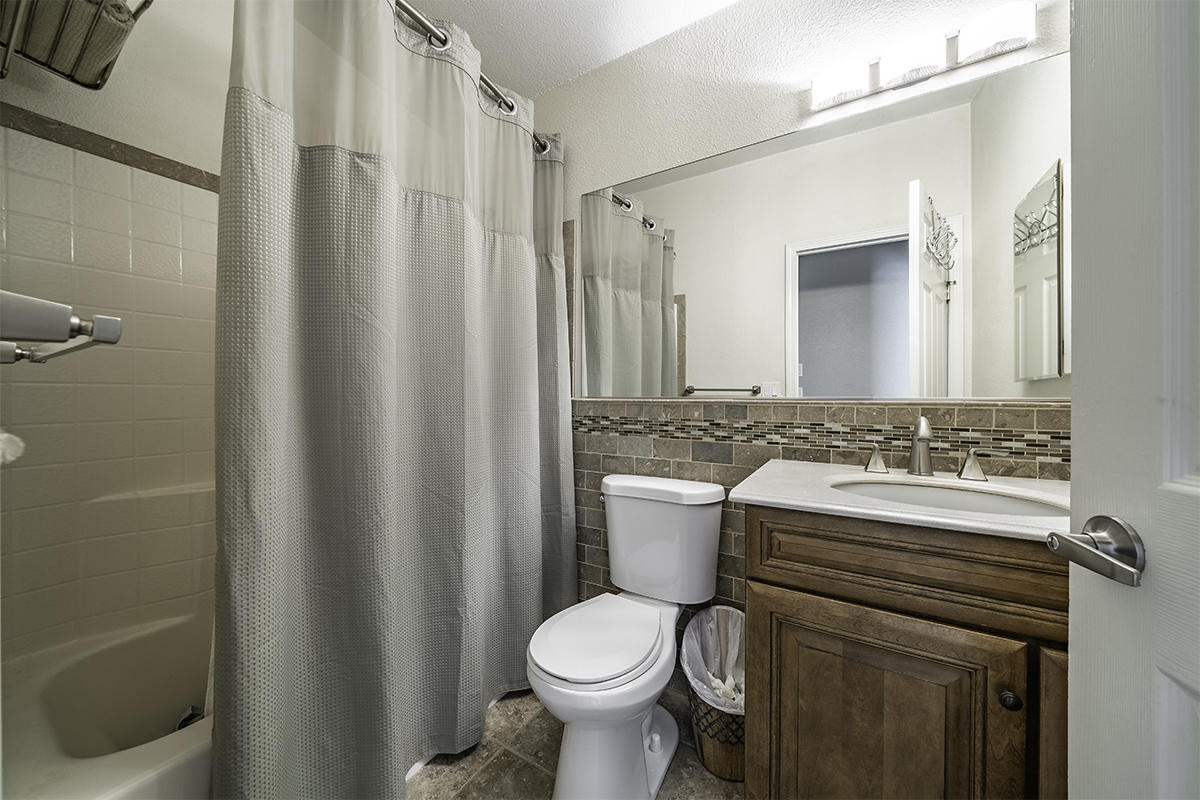 2010 Stewart Road Grants Pass, OR 97526 - Photo 14 of 32 bath