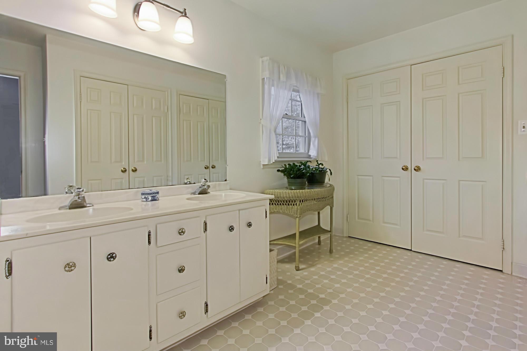 2501 Leeds Road Oakton, VA 22124 - Photo 14 of 30 Bath (Master)