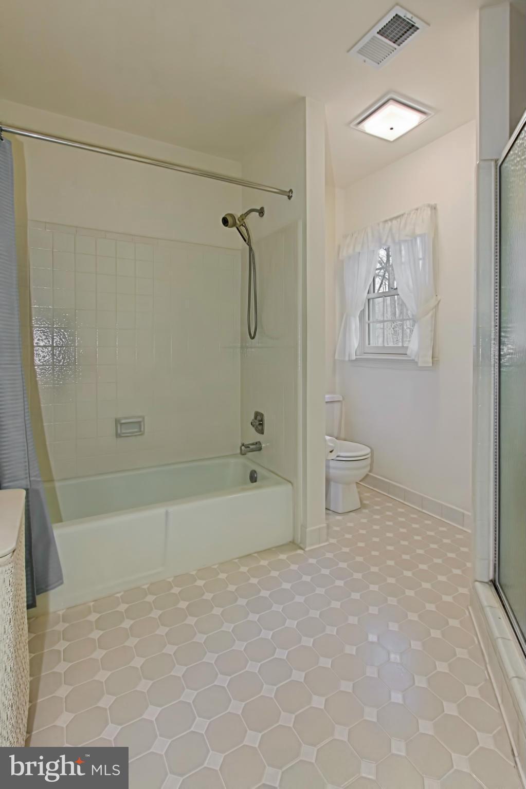 2501 Leeds Road Oakton, VA 22124 - Photo 15 of 30 Bath (Master)