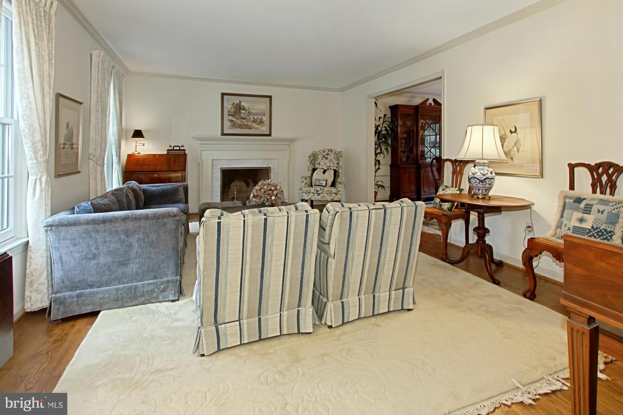 2501 Leeds Road Oakton, VA 22124 - Photo 4 of 30 Living Room