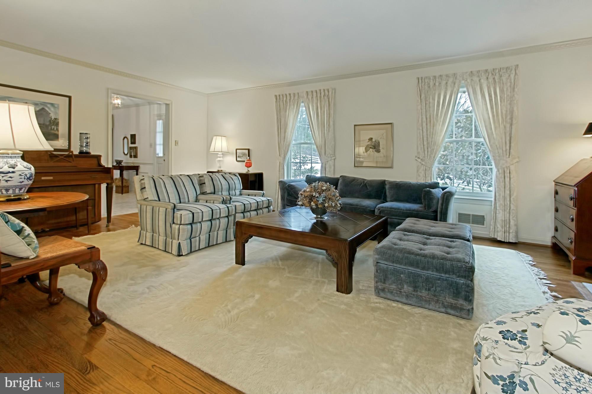 2501 Leeds Road Oakton, VA 22124 - Photo 5 of 30 Living Room