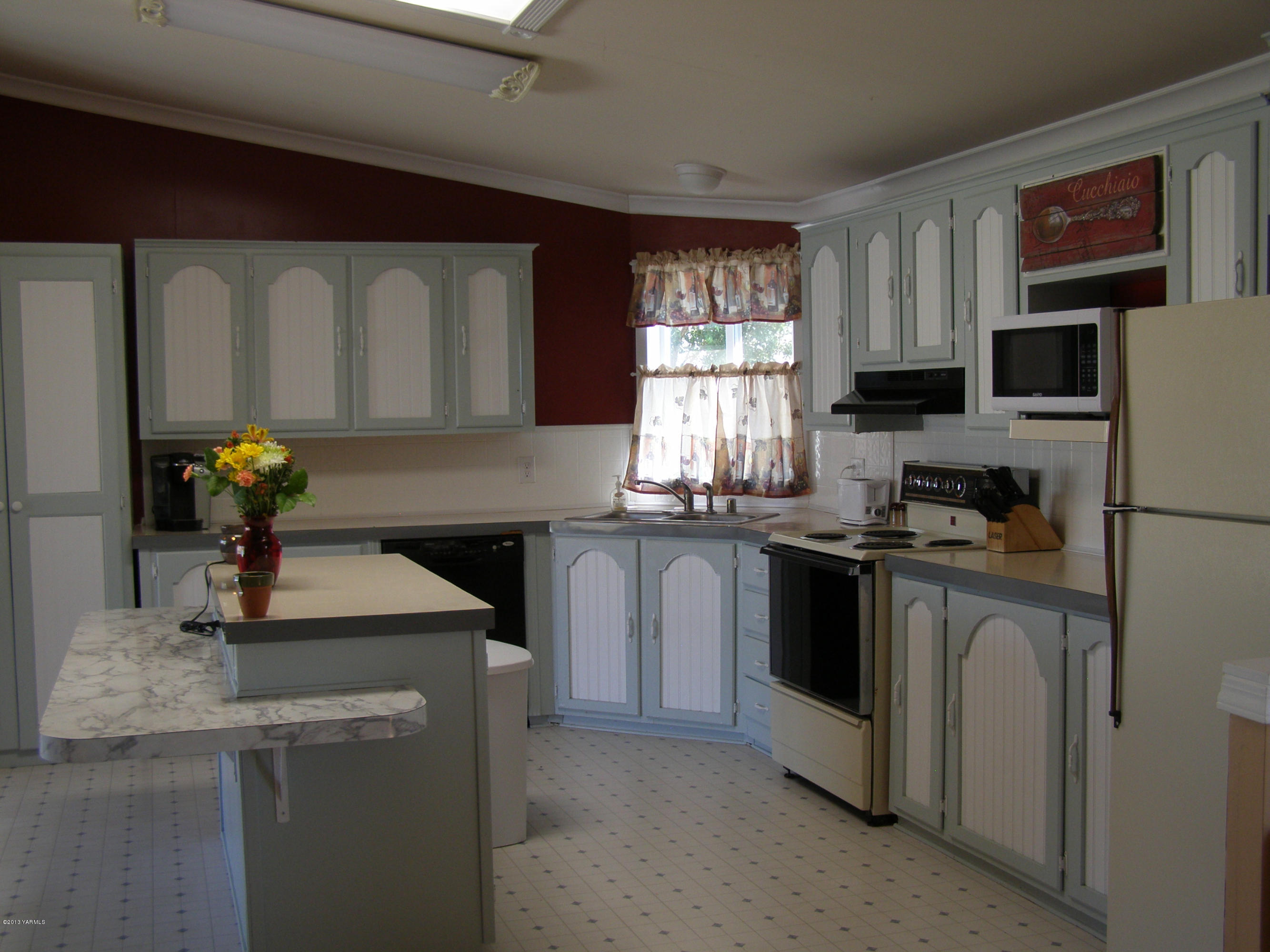 2511 Cook Road Yakima, WA 98908 - Photo 12 of 27 a kitchen with stainless steel appliances granite countertop a sink stove and refrigerator