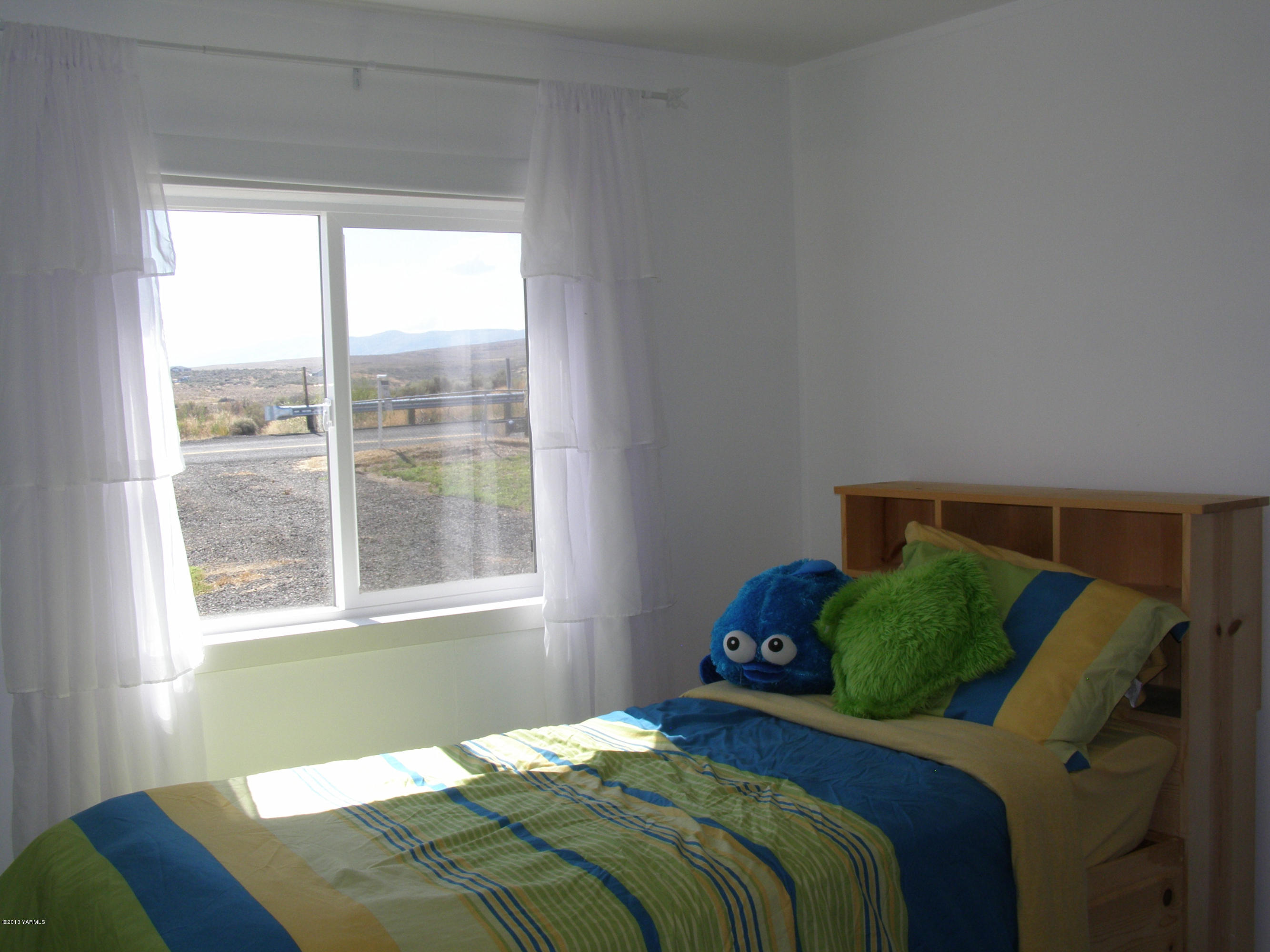 2511 Cook Road Yakima, WA 98908 - Photo 13 of 27 a bedroom with a bed and a window