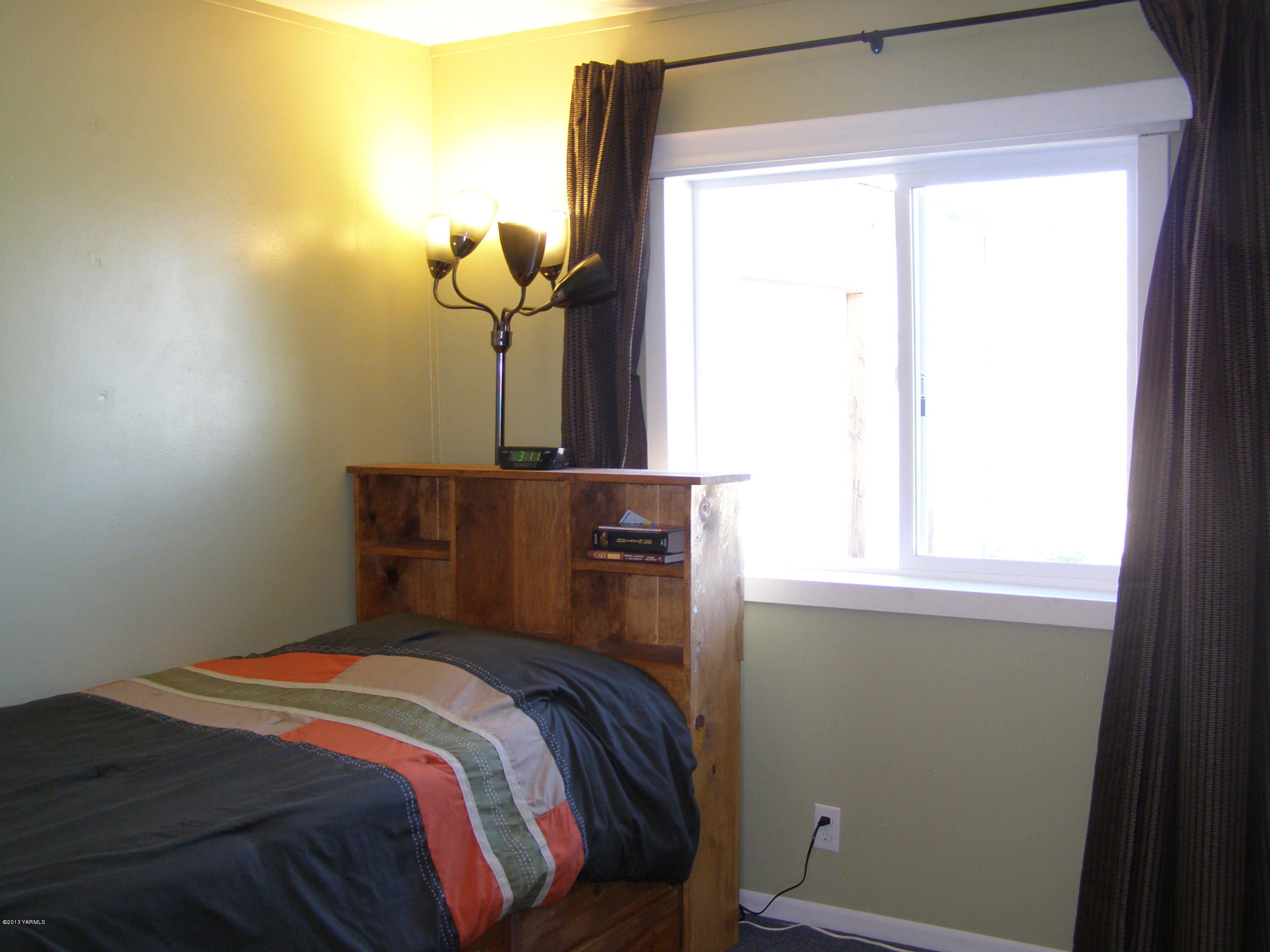 2511 Cook Road Yakima, WA 98908 - Photo 14 of 27 a bedroom with a bed and a window