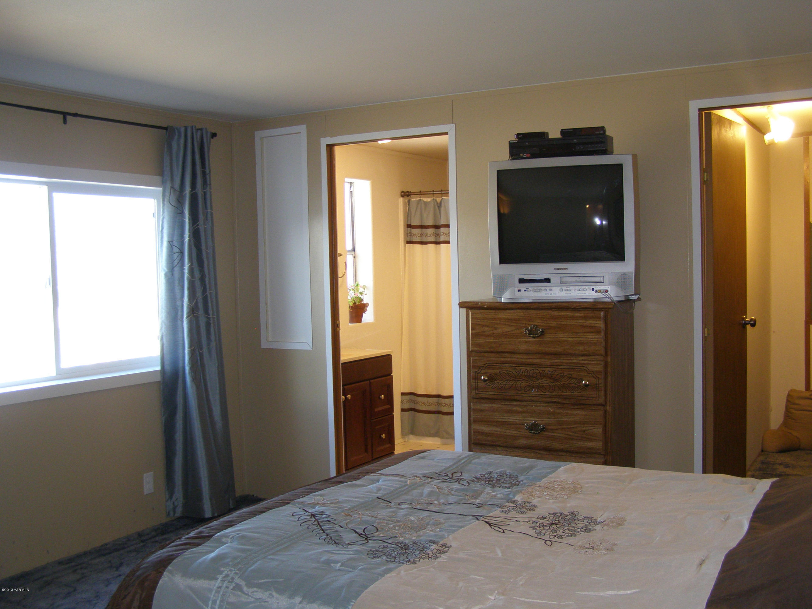 2511 Cook Road Yakima, WA 98908 - Photo 15 of 27 a bedroom with a bed and a television