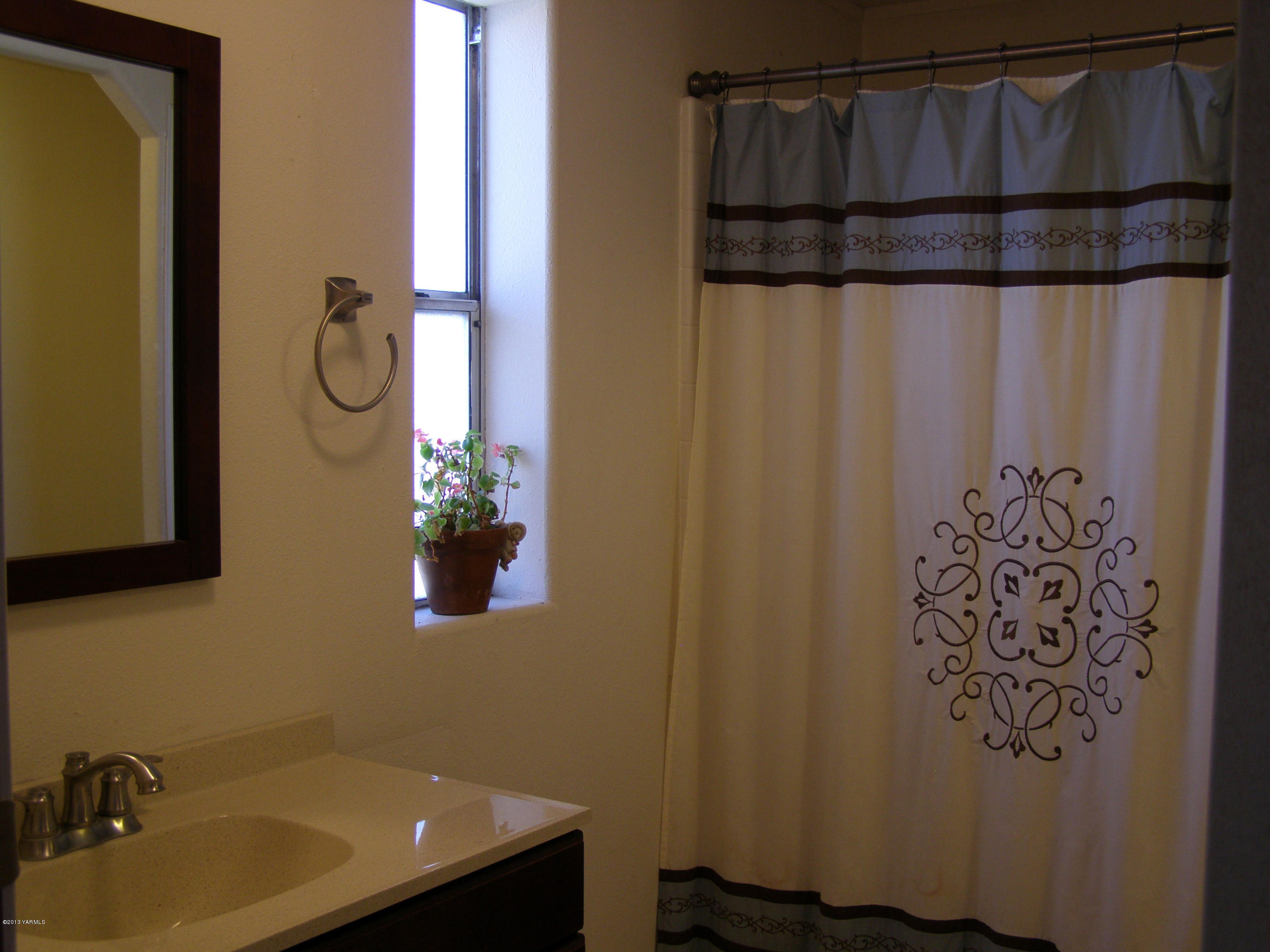 2511 Cook Road Yakima, WA 98908 - Photo 16 of 27 a bathroom with a shower and a sink