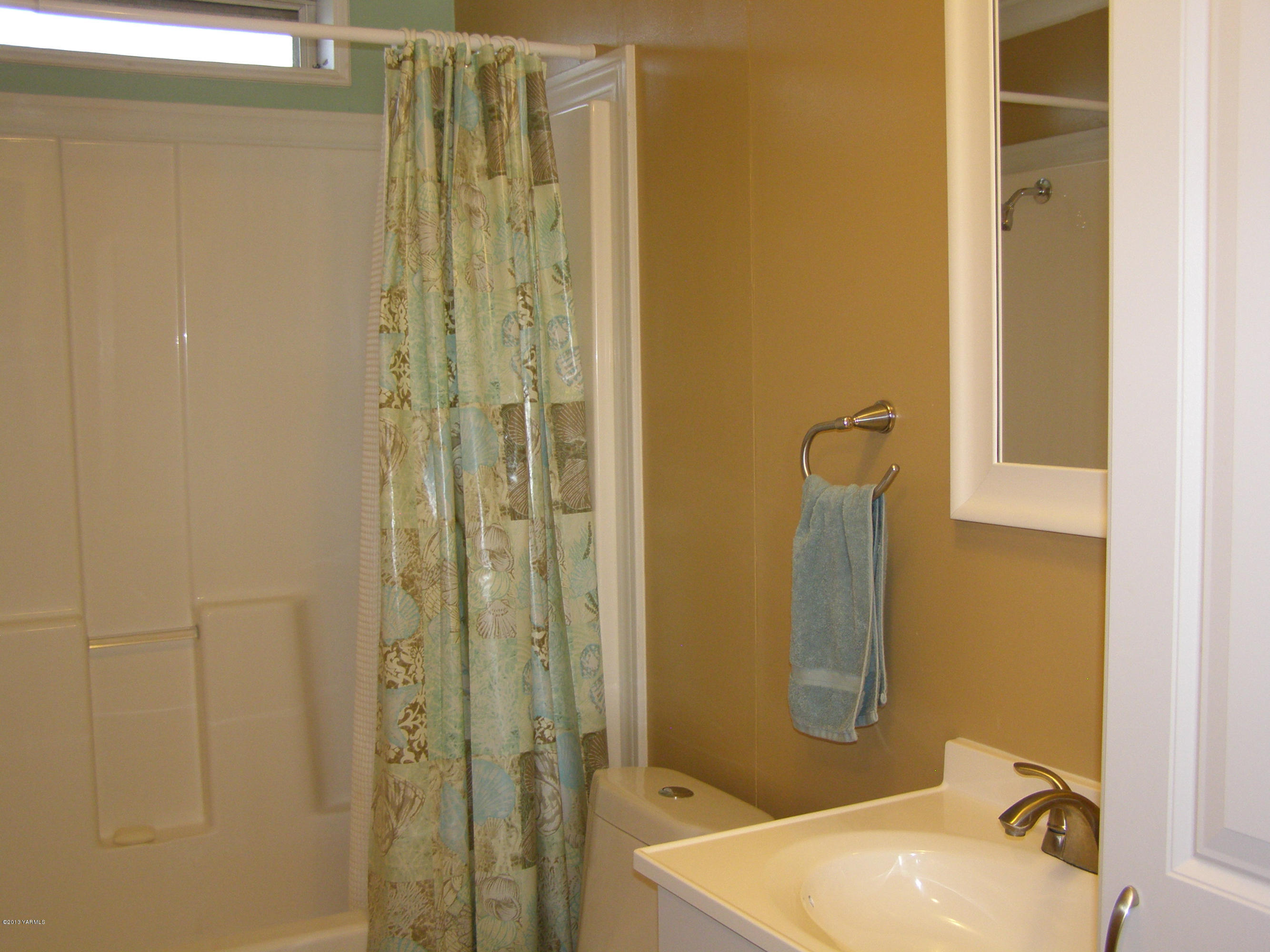 2511 Cook Road Yakima, WA 98908 - Photo 18 of 27 a bathroom with a sink a toilet and shower