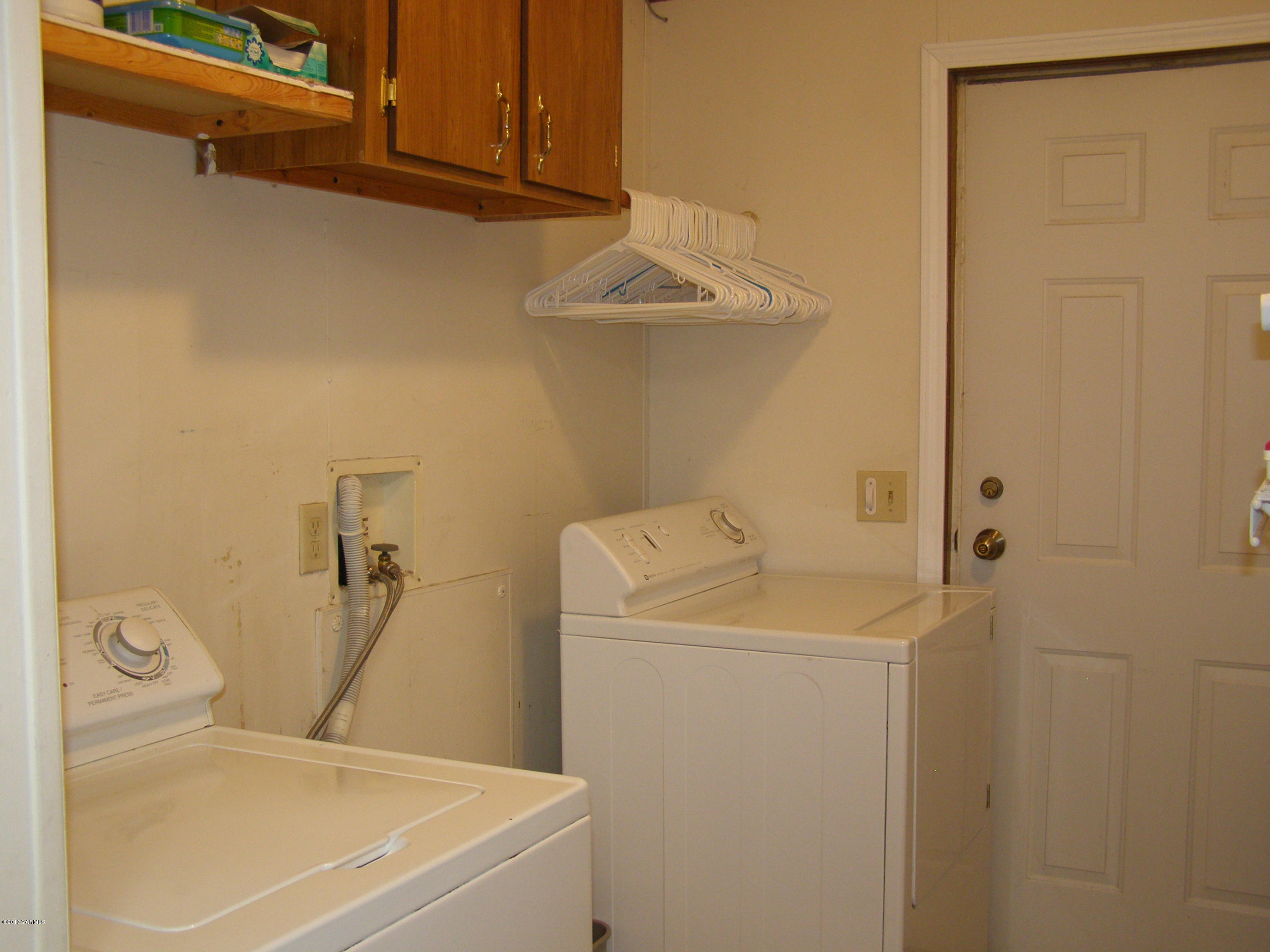 2511 Cook Road Yakima, WA 98908 - Photo 19 of 27 a bathroom with a sink and a shower