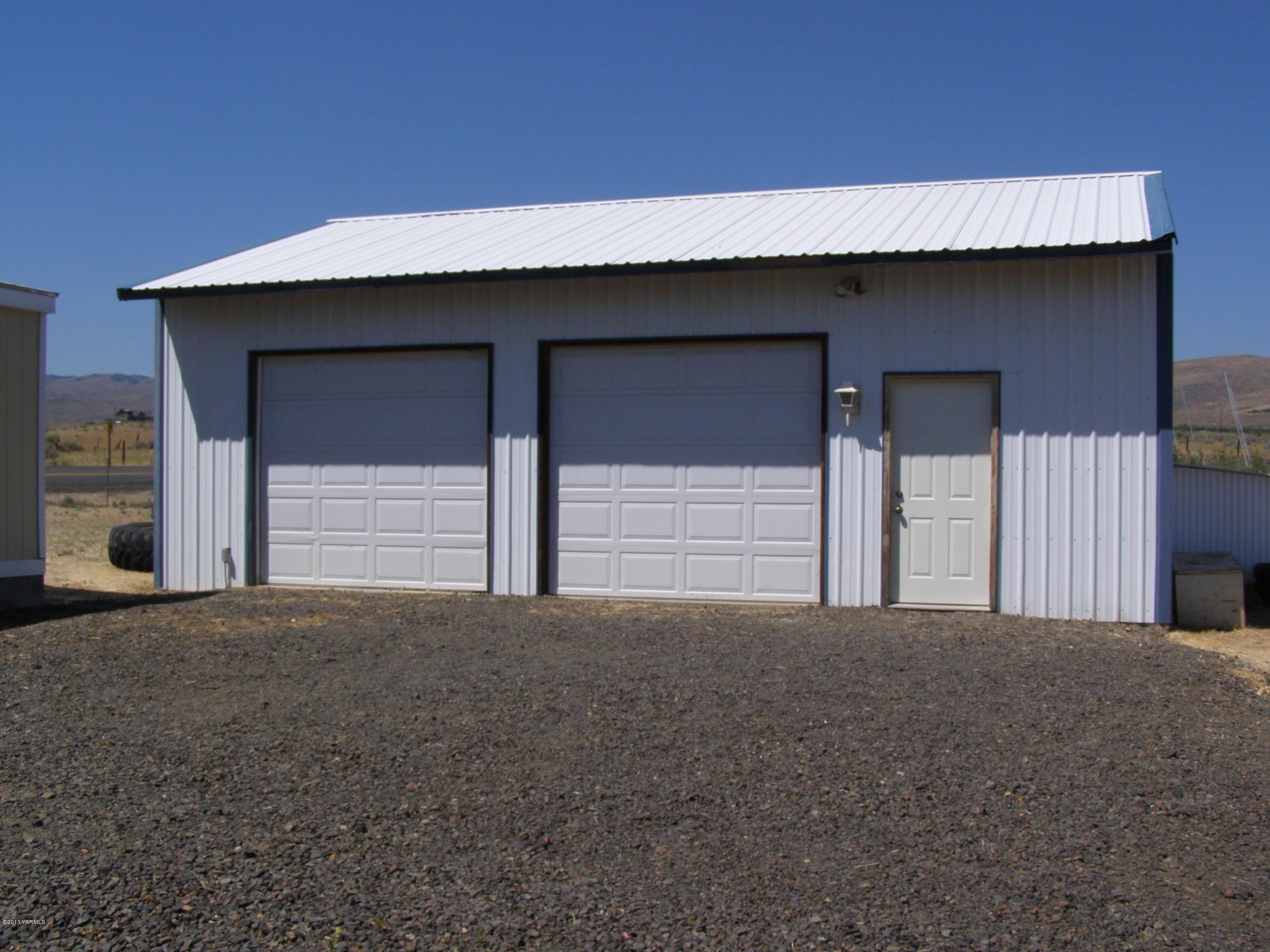 2511 Cook Road Yakima, WA 98908 - Photo 20 of 27 a front view of a house with a garage