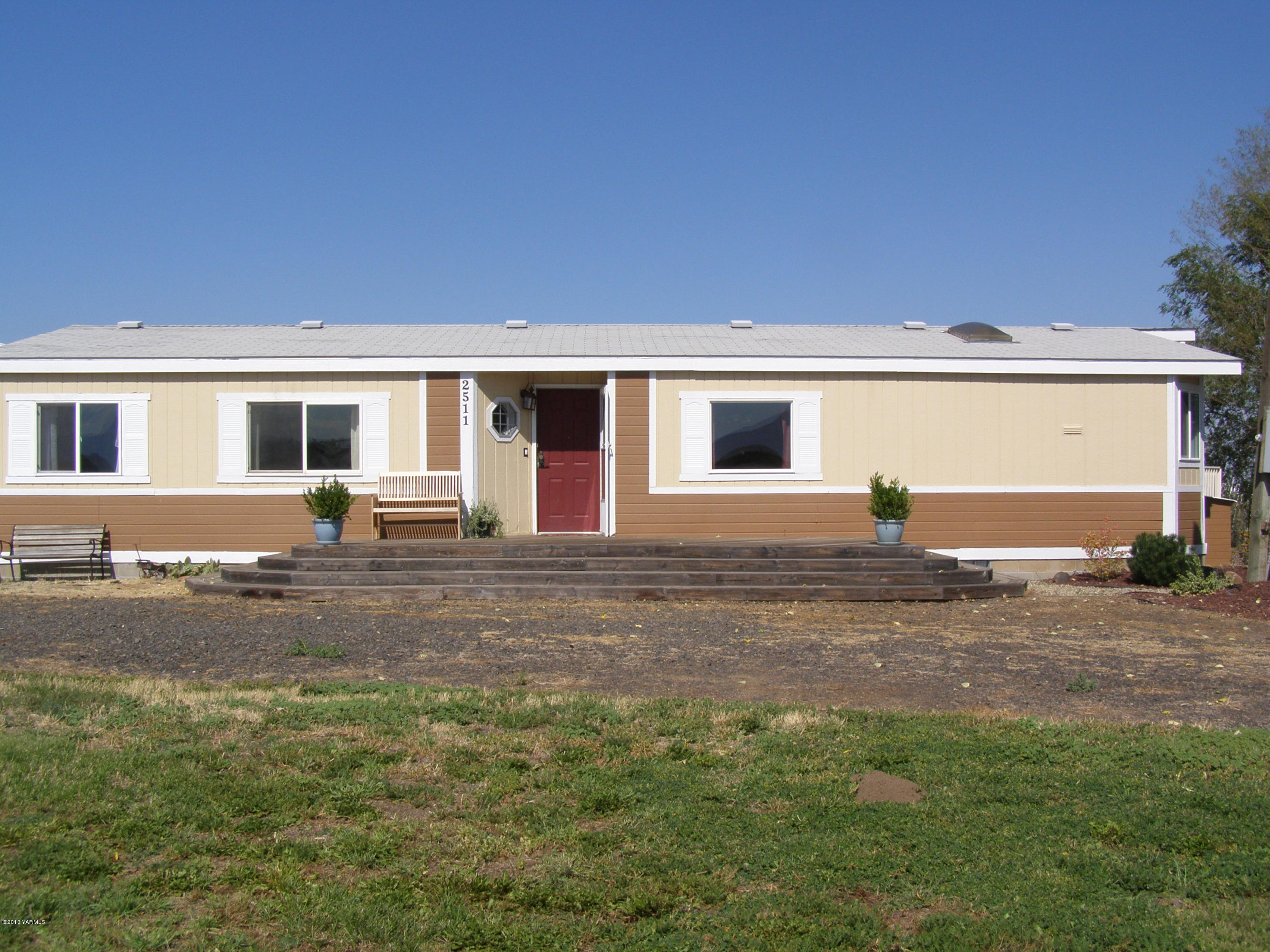 2511 Cook Road Yakima, WA 98908 - Photo 3 of 27 a front view of a house with yard