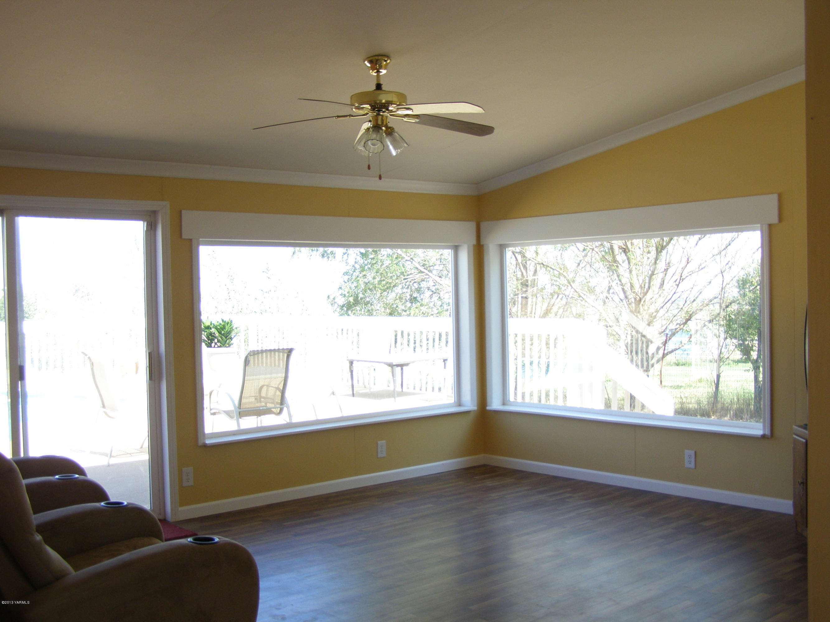 2511 Cook Road Yakima, WA 98908 - Photo 8 of 27 a living room with a large window