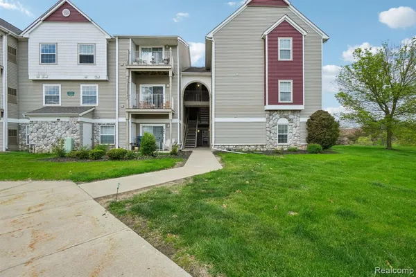 $179,900 | 15240 Silver Parkway, Unit 306, Fenton, MI 48430