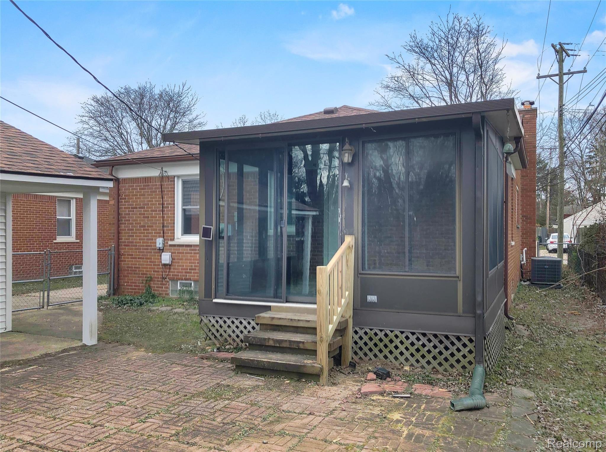 2873 Harvard Road Berkley, MI 48072 - Photo 9 of 12 16389085880082873_Harvard_Bertateam@kw.com00015_probr_6_probr_7_probr_8_probr