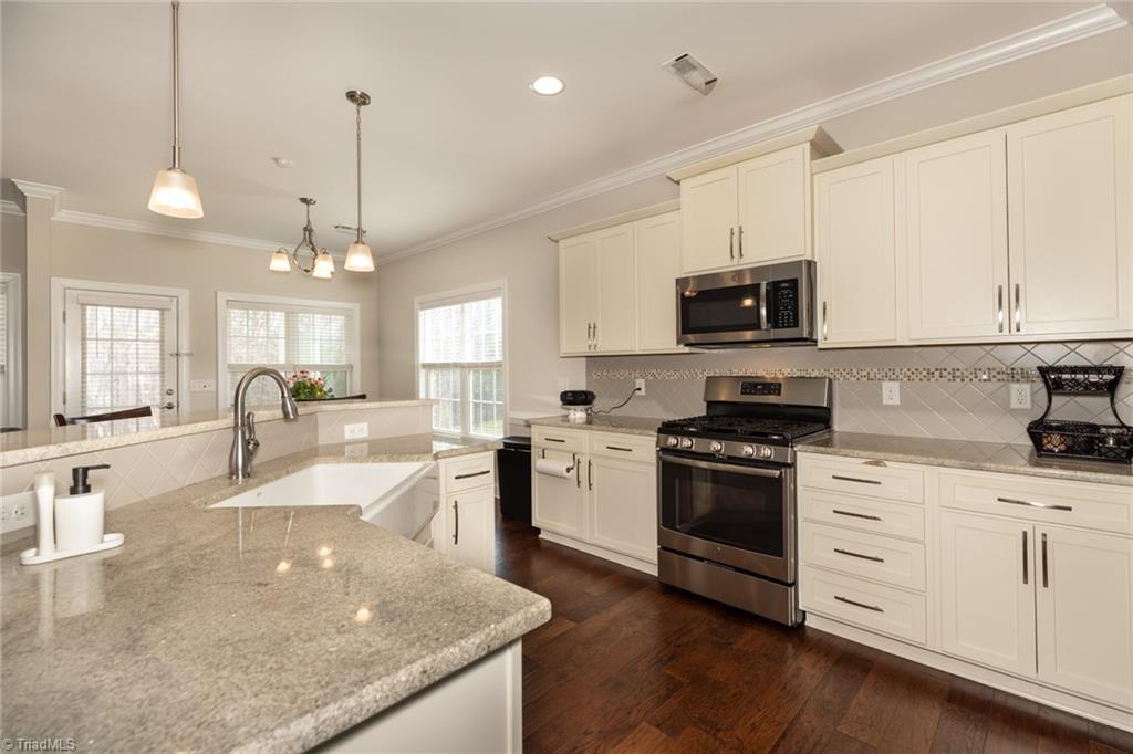 2826 Fallin Court High Point, NC 27262 - Photo 7 of 45