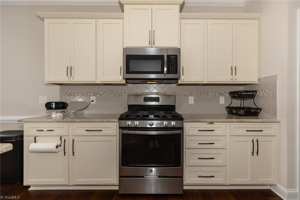 2826 Fallin Court High Point, NC 27262 - Photo 8 of 45