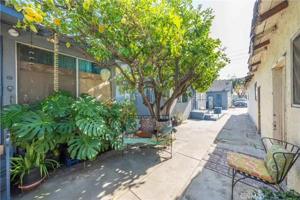 a view of entryway with outdoor area