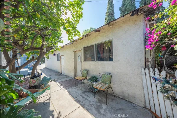 a view of a house with a backyard
