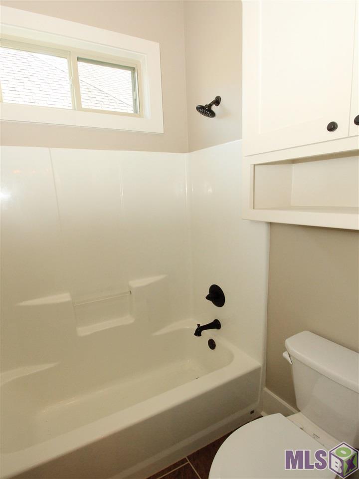 6517 Muir Street Baton Rouge, LA 70817 - Photo 27 of 31 Hollywood Bath between BRs 2&3