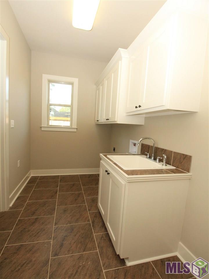 6517 Muir Street Baton Rouge, LA 70817 - Photo 28 of 31 Utility Room with Sink