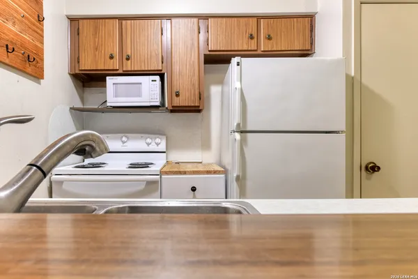 $109,000 | 215 West Mistletoe Avenue, Unit E, San Antonio, TX 78212