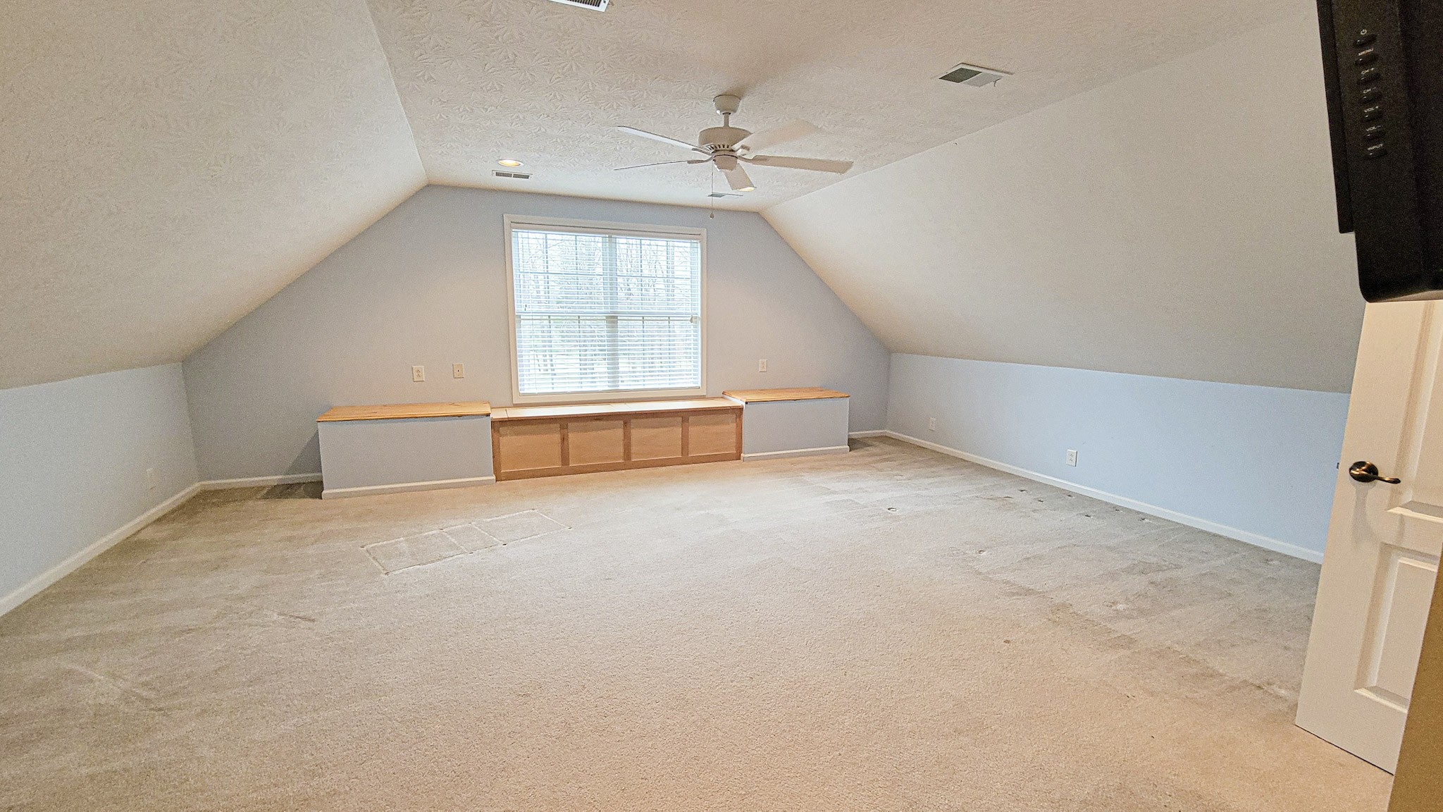 4200 Sandy Springs Road Springfield, TN 37172 - Photo 34 of 34 an empty room with a ceiling fan and window