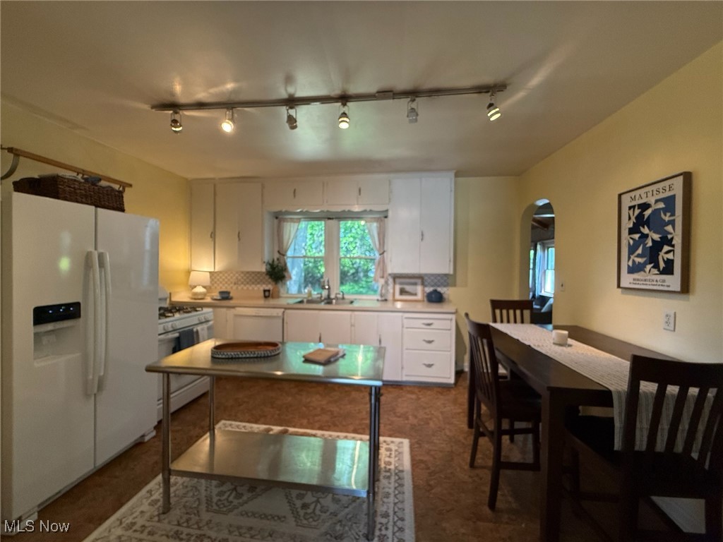 1089 Homestead Road Cleveland, OH 44121 - Photo 4 of 20